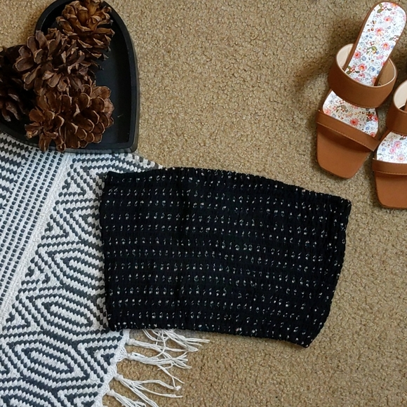 🌼Medium Black + Floral Crop Top🌼 - Picture 3 of 7